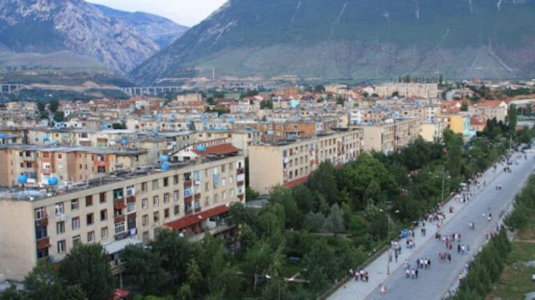 Ky është qyteti shqiptar që gjendet 30 metra nën tokë: Aty kishte spital, furrë buke dhe zyra të administratave