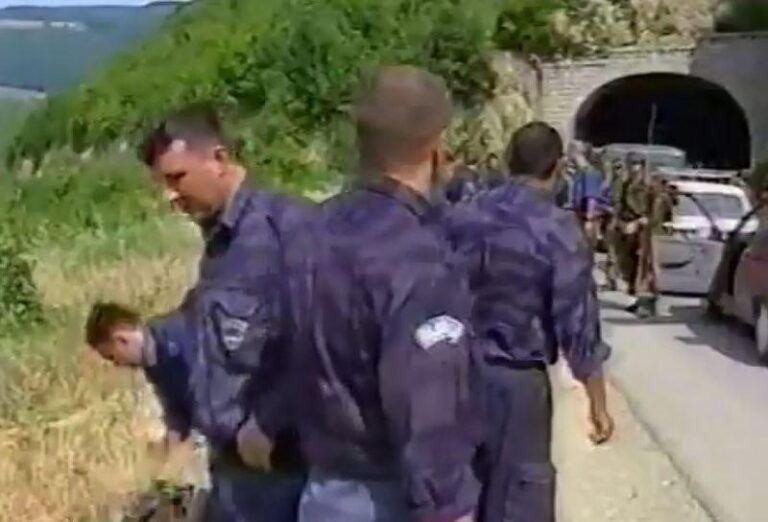 Pamje të rralla: Ushtarët anglezë i çarmatosin policët serbë për dy minuta (VIDEO)