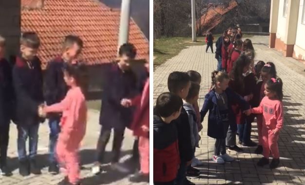 Prekëse: Para se ta lëshojnë Kosovën, dy nxënëset përshëndeten me shokët e shoqet e klasës